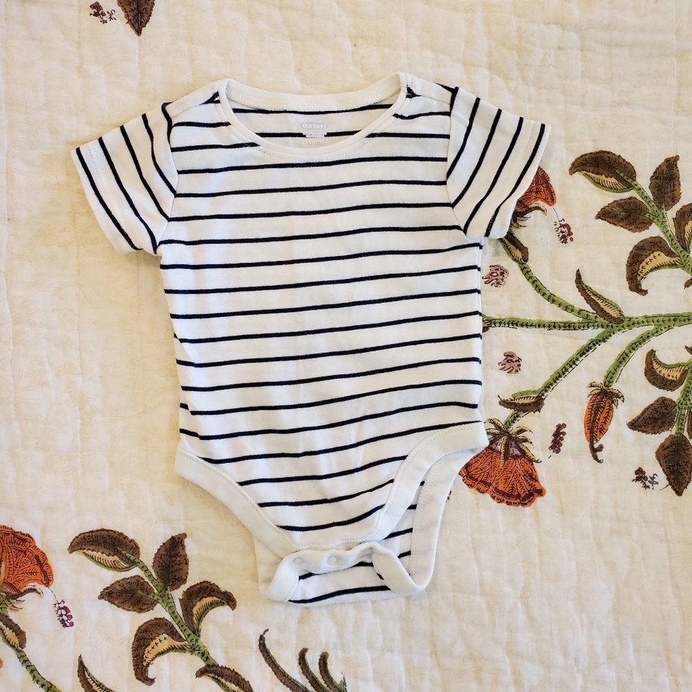 Old Navy striped shortsleeved onesie, 3-6m EUC
